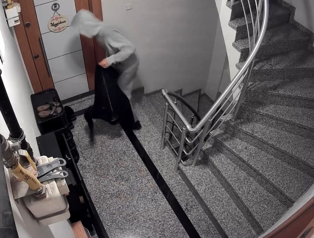 Eyüpsultan’da montunu çuval gibi yapan hırsız girdiği aparmandan 8 çift ayakkabı çaldı
