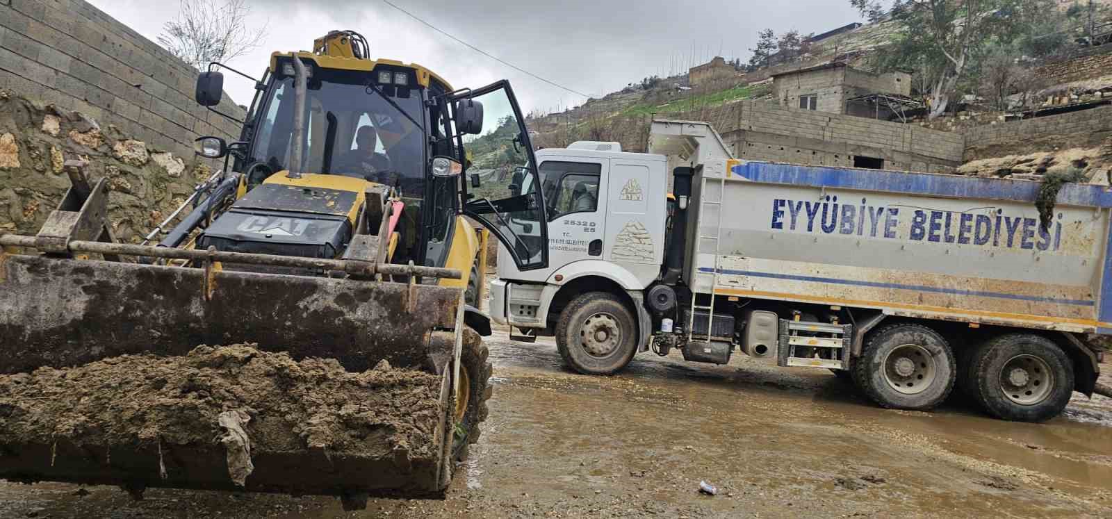 Eyyübiye’de sel sonrası temizlik çalışmaları sürüyor
