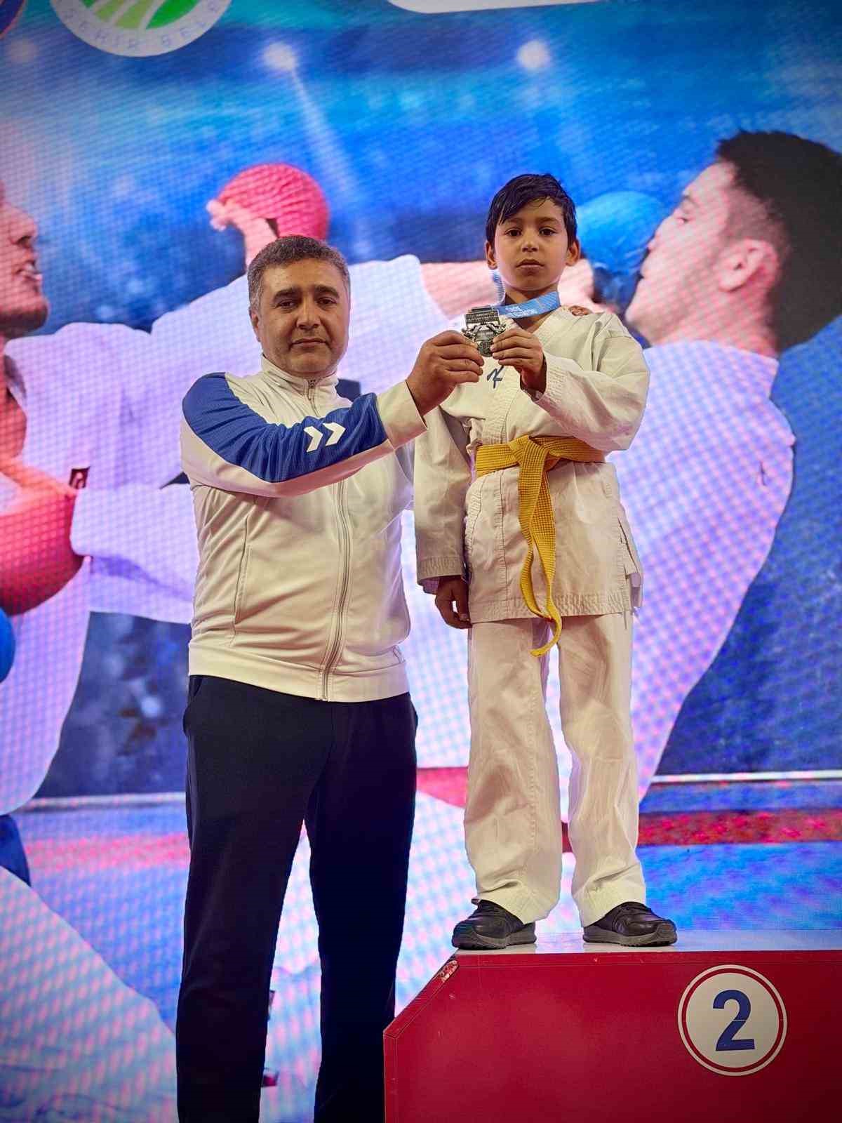 Eyyübiyeli minik karateci Türkiye ikincisi oldu
