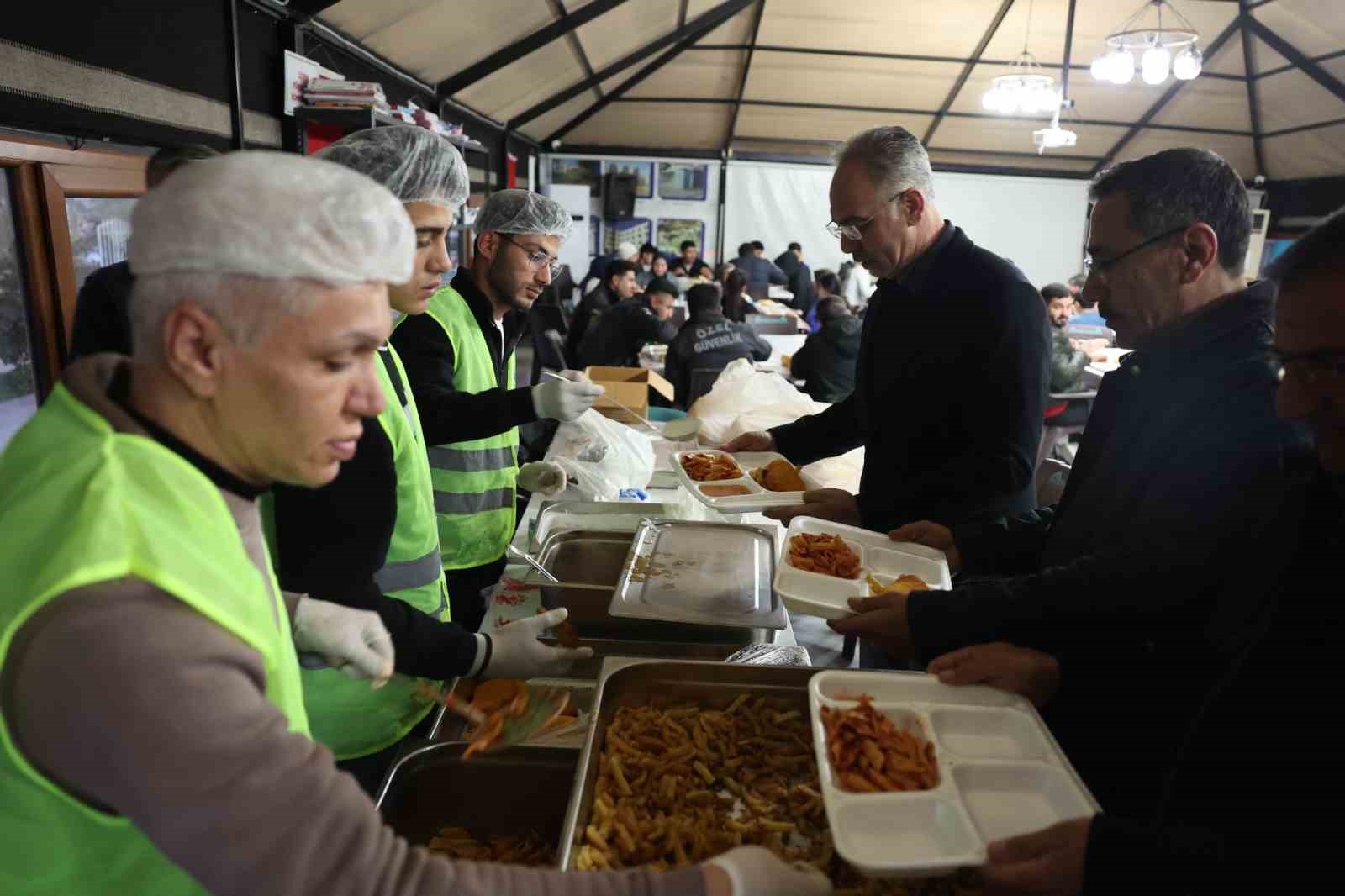 Eyyübiyeliler aynı sofrada, aynı duada buluştu
