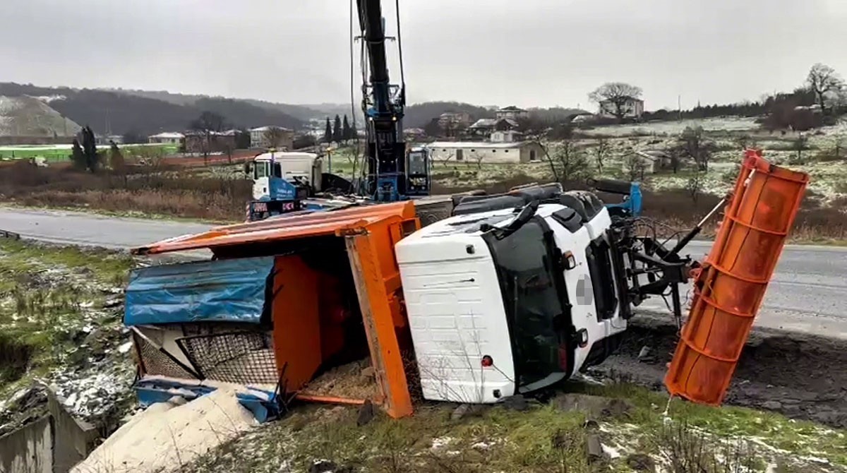 Eyyüpsultan’da kar küreme aracı buzlu yolda devrildi: 1 yaralı
