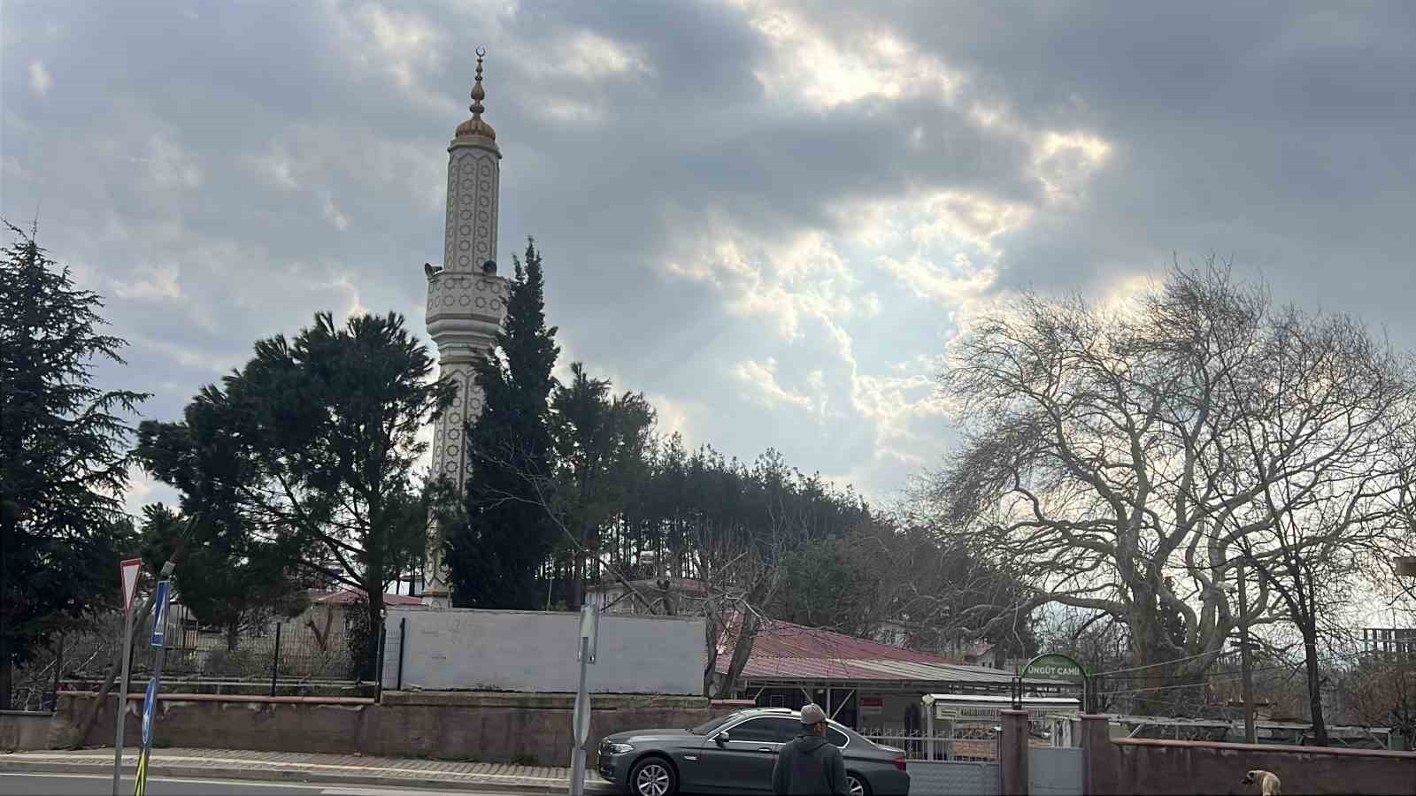 Ezanla birlikte uluyan köpek dikkat çekti
