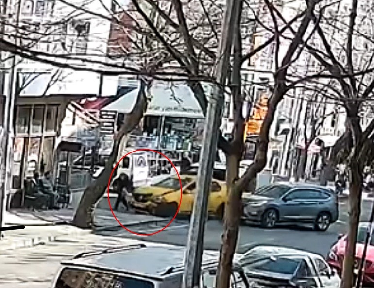 Ezilmekten son anda kurtulan yaşlı kadın kameraya yansıdı
