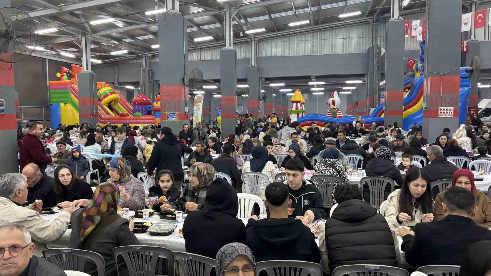 Ezine’de 10 bin kişi iftar sofrasında buluştu
