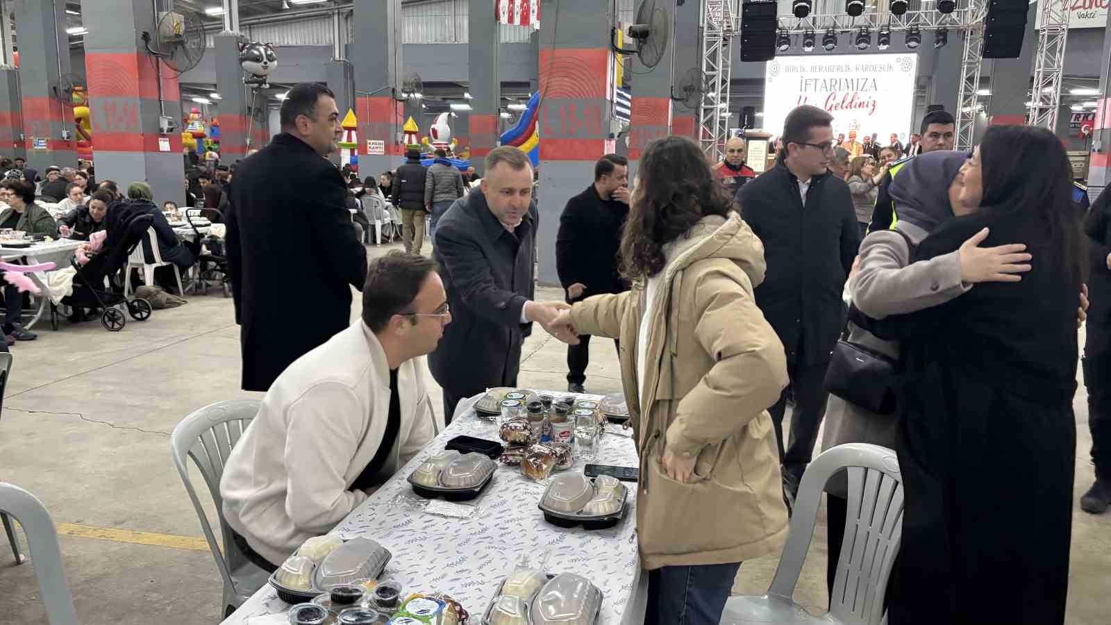 Ezine’de 10 bin kişi iftar sofrasında buluştu
