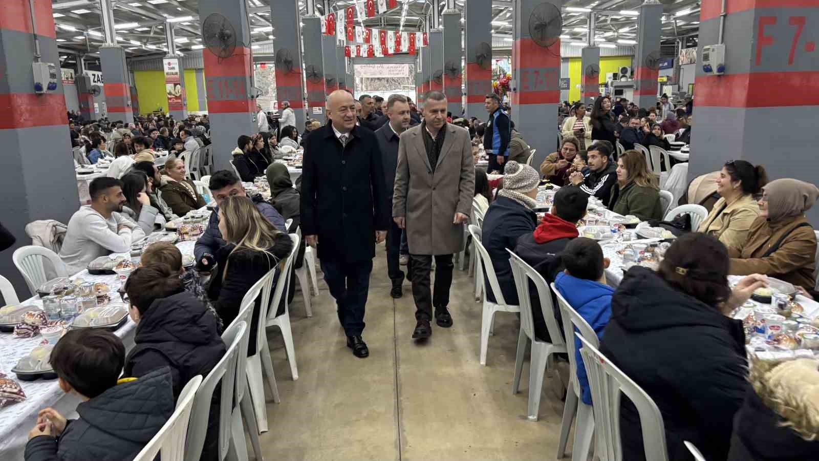 Ezine’de 10 bin kişi iftar sofrasında buluştu
