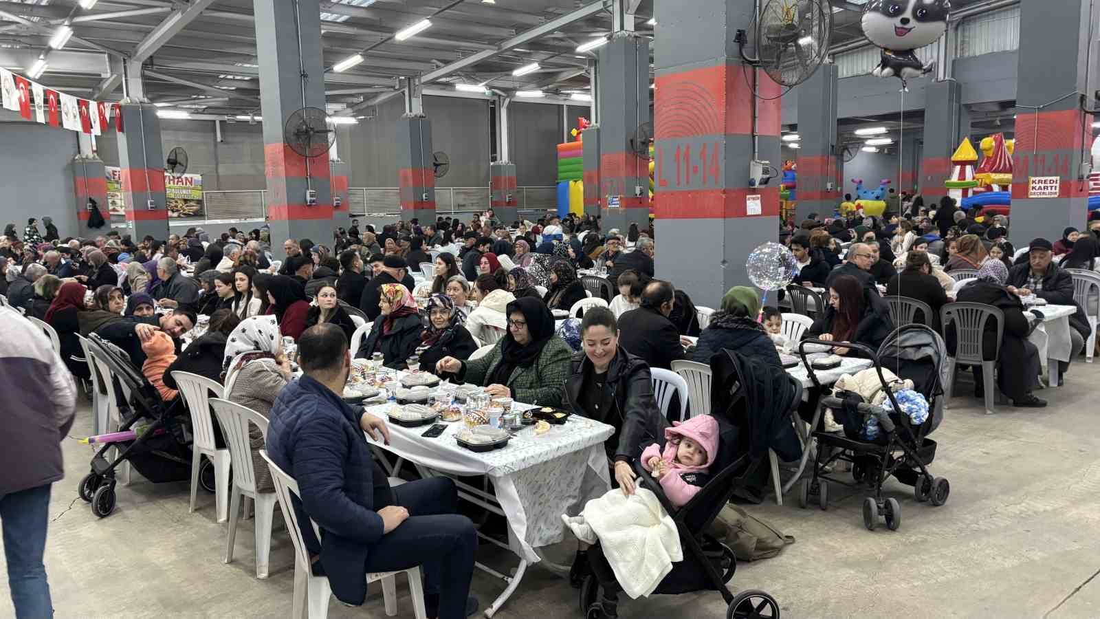 Ezine’de 10 bin kişi iftar sofrasında buluştu
