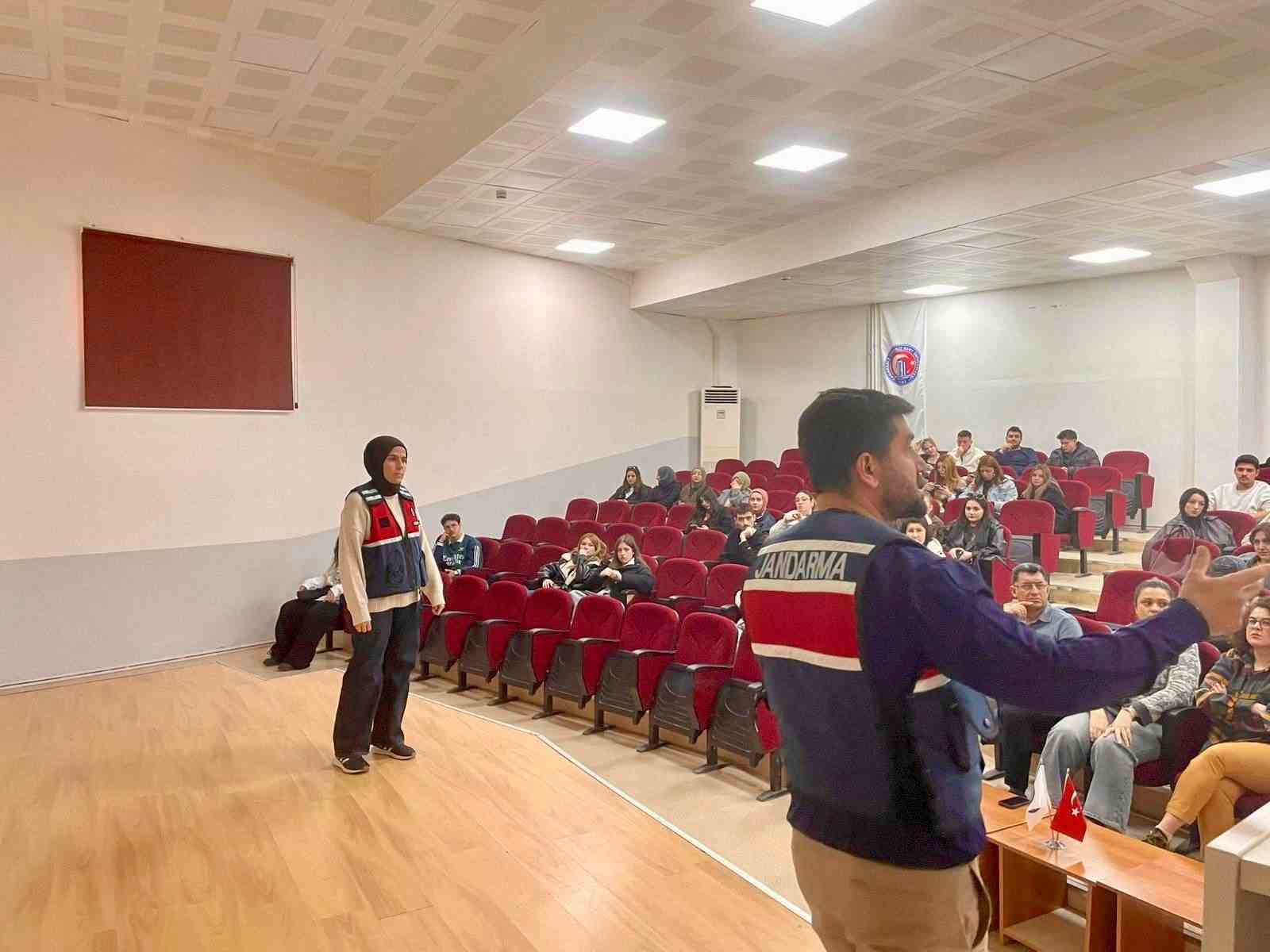 Ezine’de jandarmadan üniversite öğrencilerine bilgilendirme
