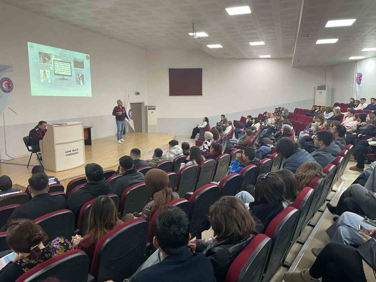 Ezine’de jandarmadan üniversite öğrencilerine bilgilendirme
