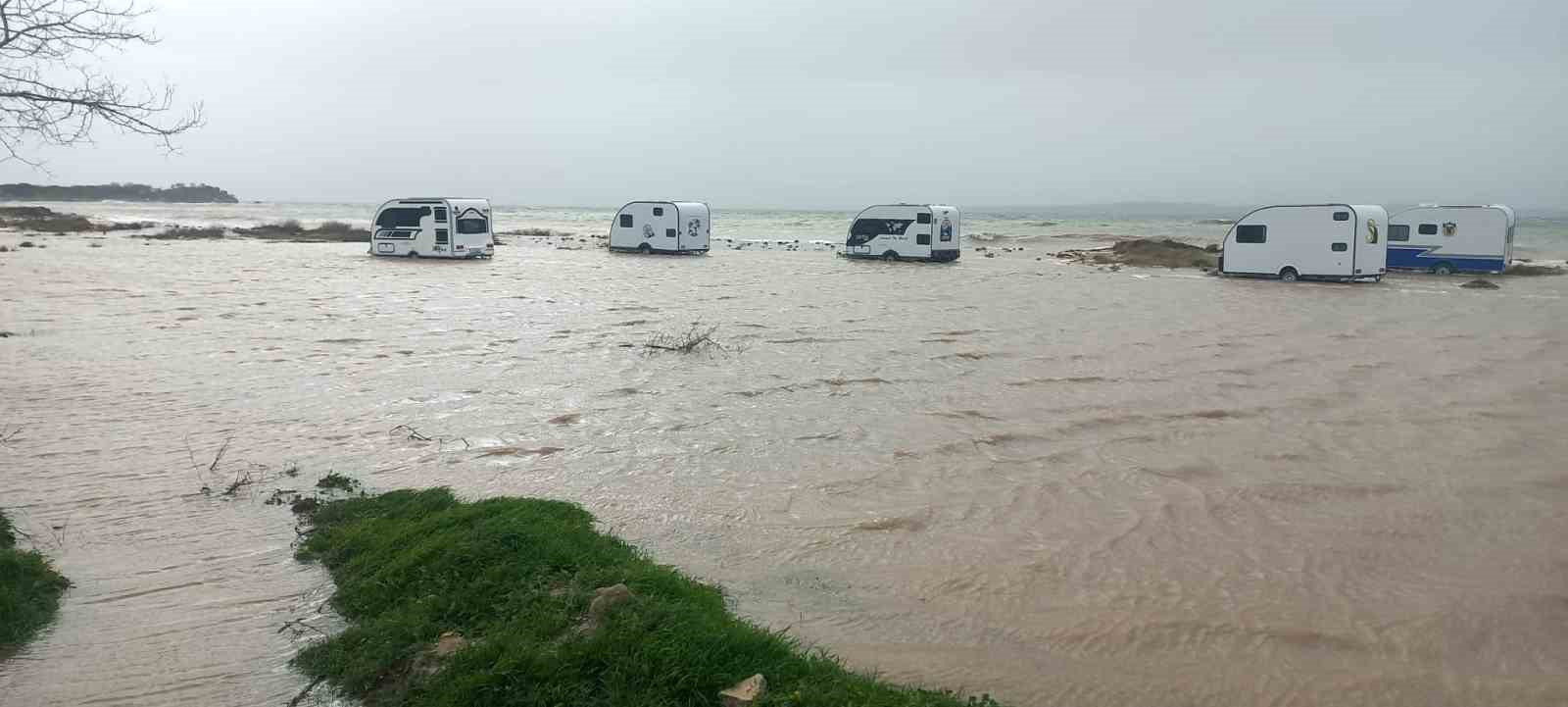 Ezine’de karavanlar su altında kaldı
