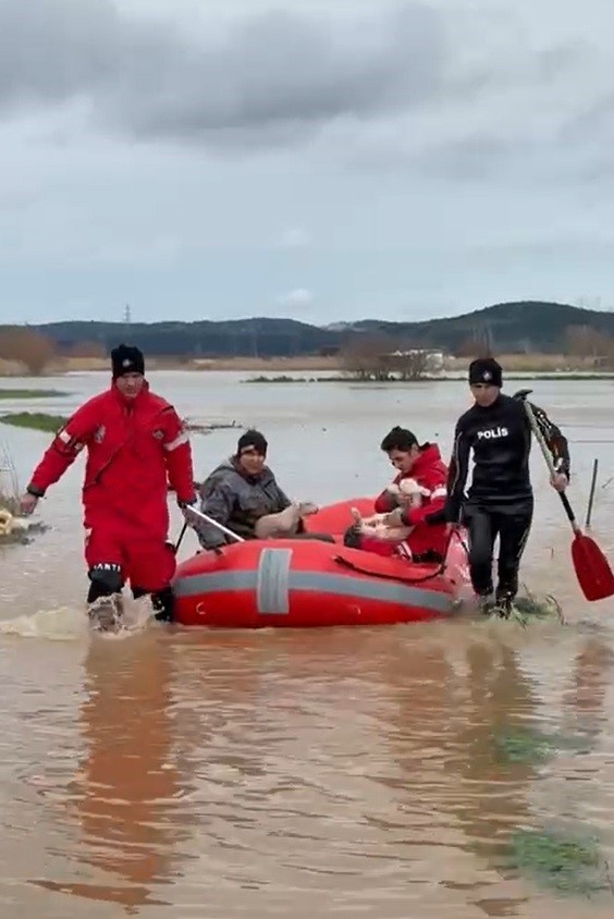 Ezine’de Menderes Çayı taştı, kışlada hayvanlarıyla mahsur kalan adam kurtarıldı
