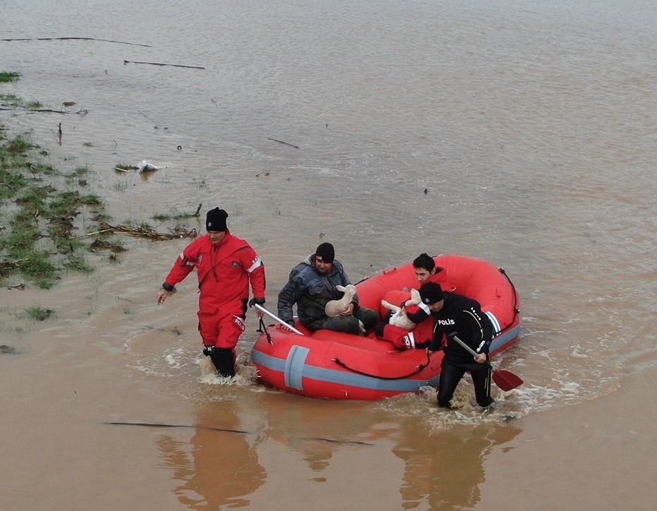 Ezine’de Menderes Çayı taştı, kışlada hayvanlarıyla mahsur kalan adam kurtarıldı
