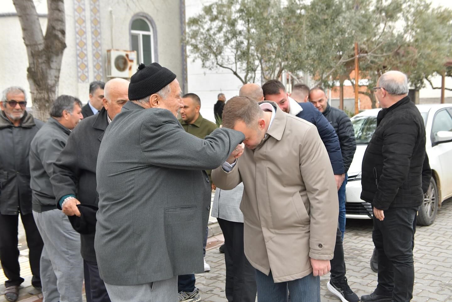 Ezine’de namaz sonrası bayramlaşma
