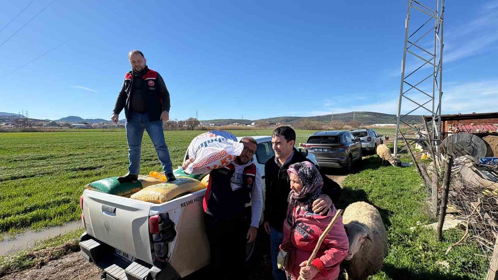 Ezine’de taşkından etkilenen yetiştiricilere yem desteği
