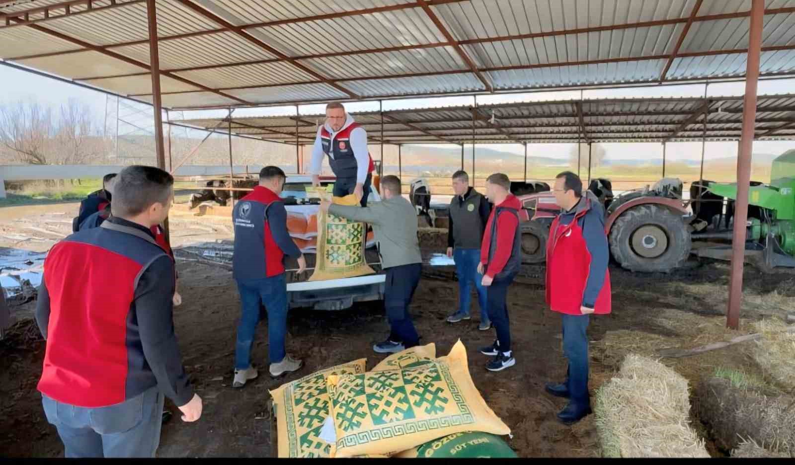 Ezine’de taşkından etkilenen yetiştiricilere yem desteği
