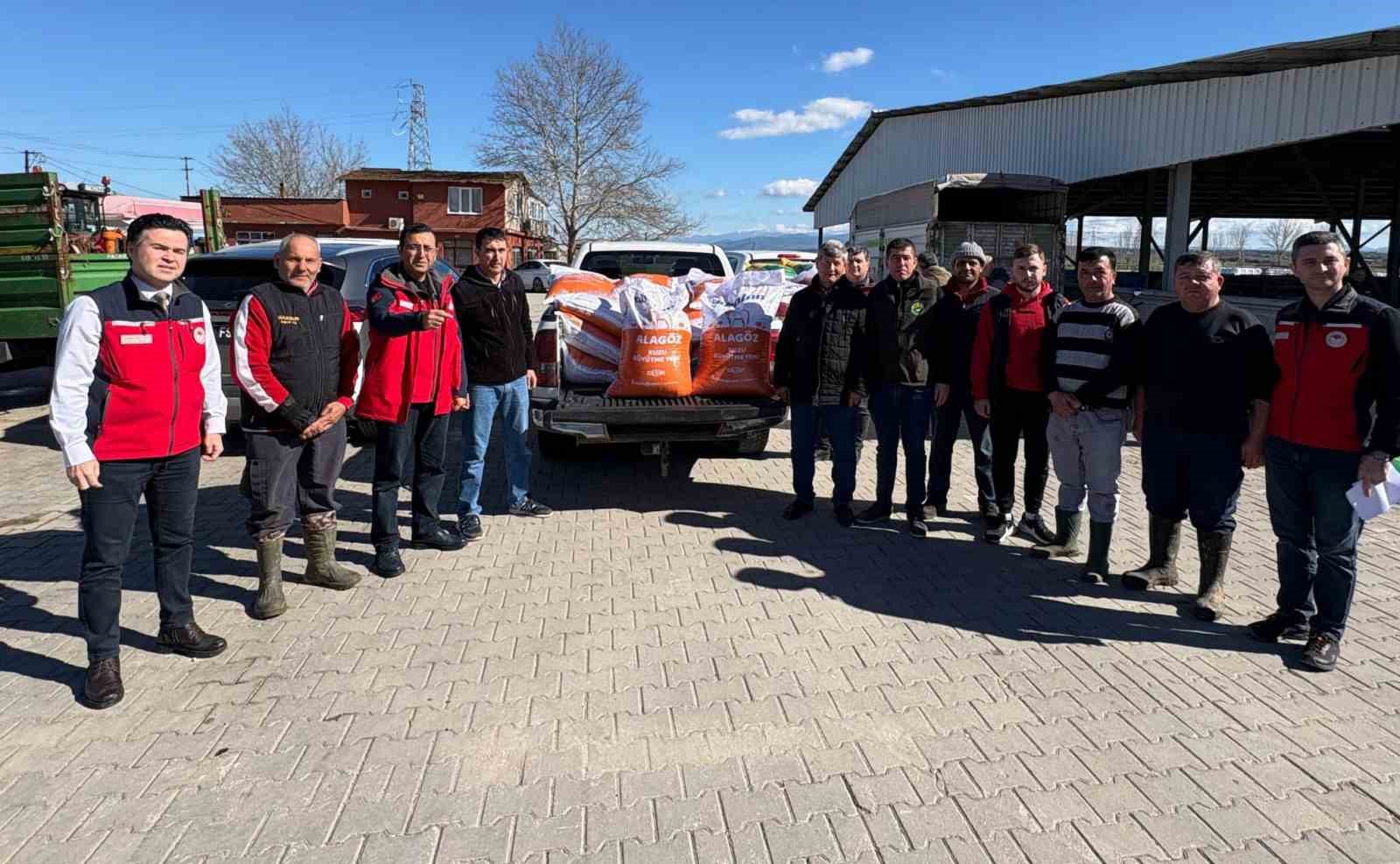 Ezine’de taşkından etkilenen yetiştiricilere yem desteği
