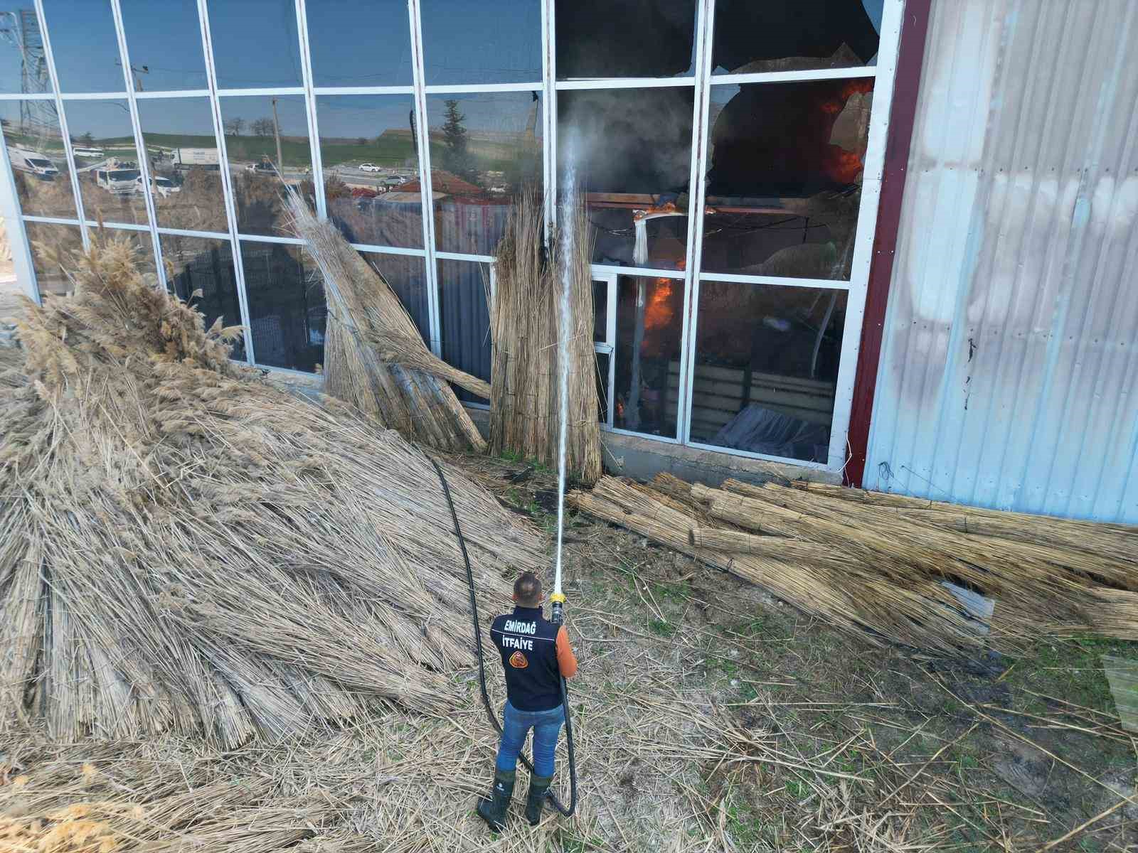 Fabrika yangınında duman ve alevler metrelerce yükseğe çıktı
