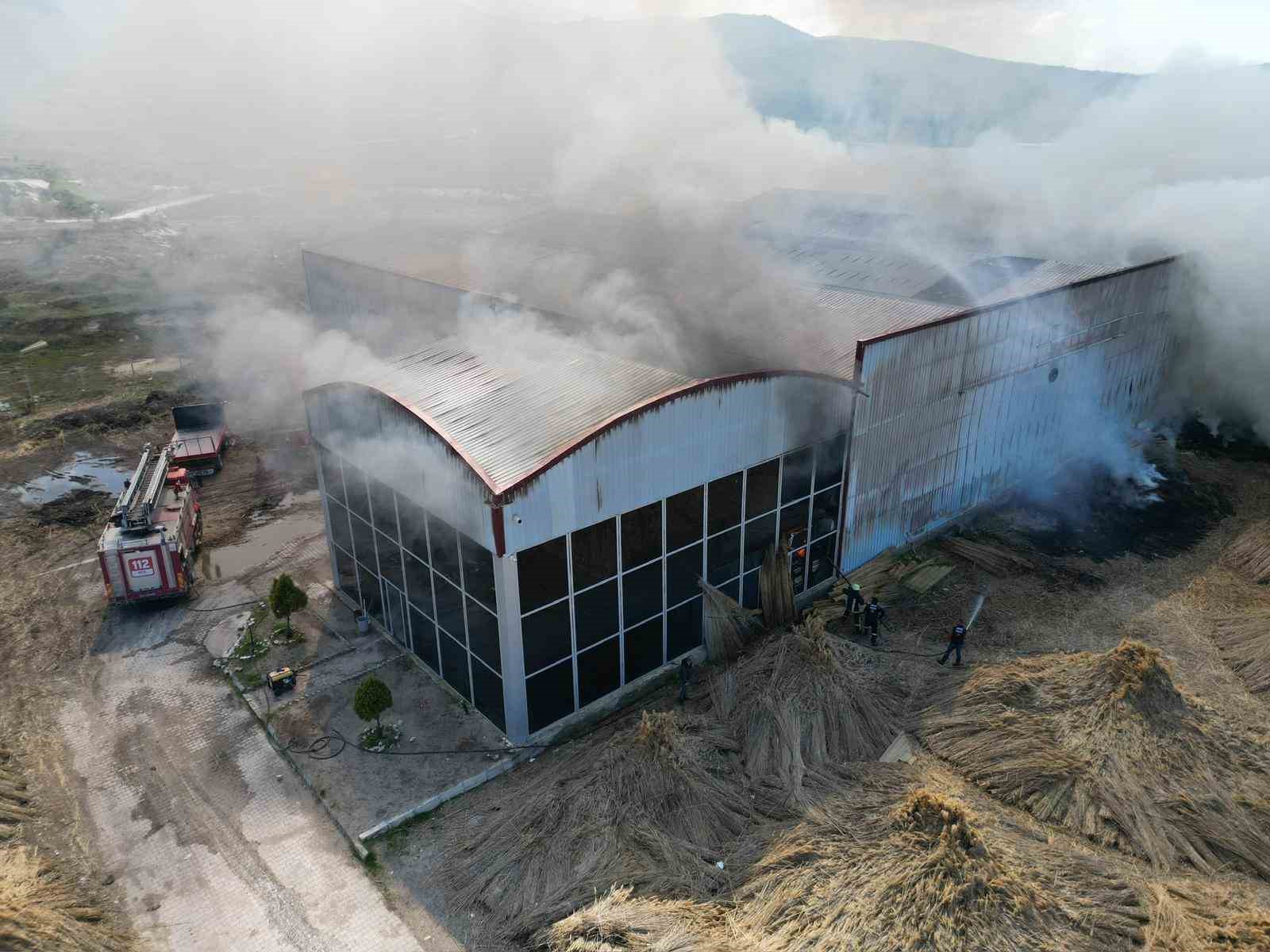 Fabrika yangınında duman ve alevler metrelerce yükseğe çıktı
