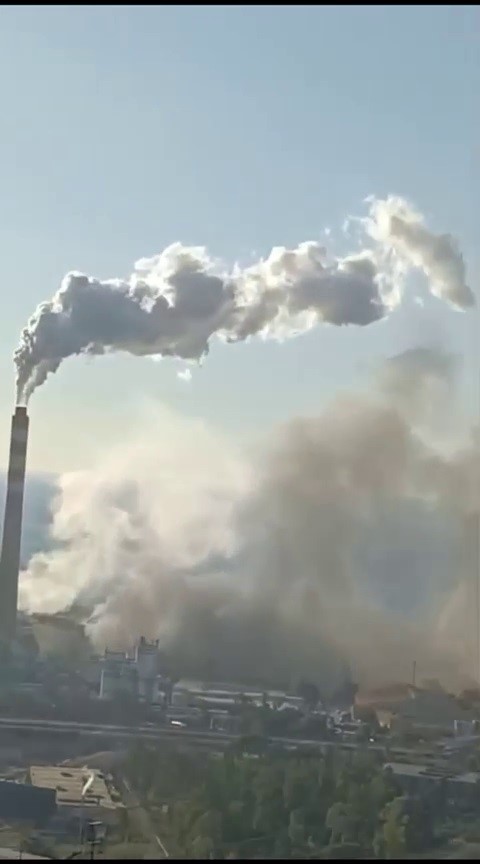 Fabrikada yaşanan patlamayla yükselen duman paniğe neden oldu
