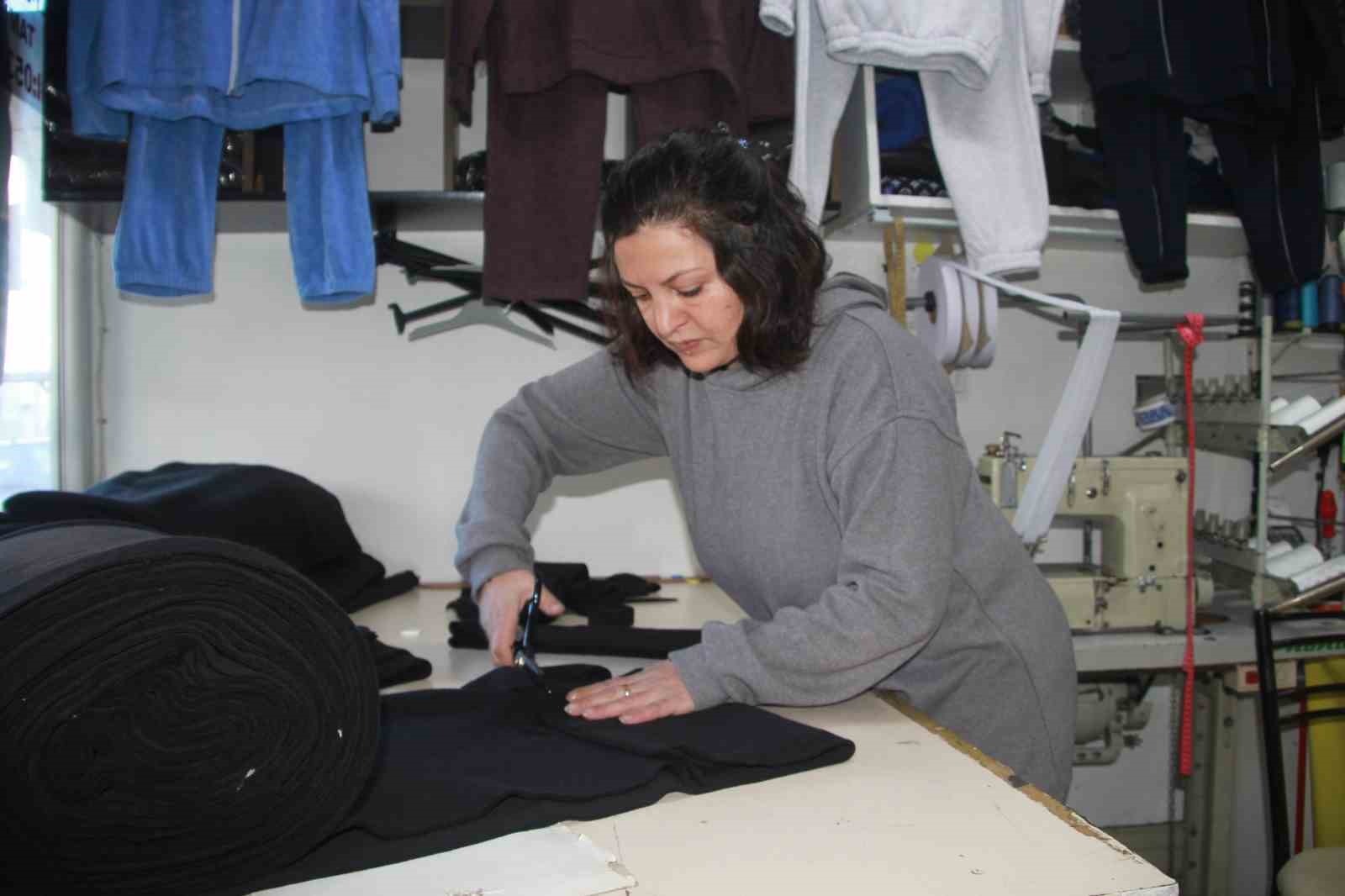 Fabrikaların atık kumaşlarını satın alıp, 20 dakikada kıyafet üretiyor
