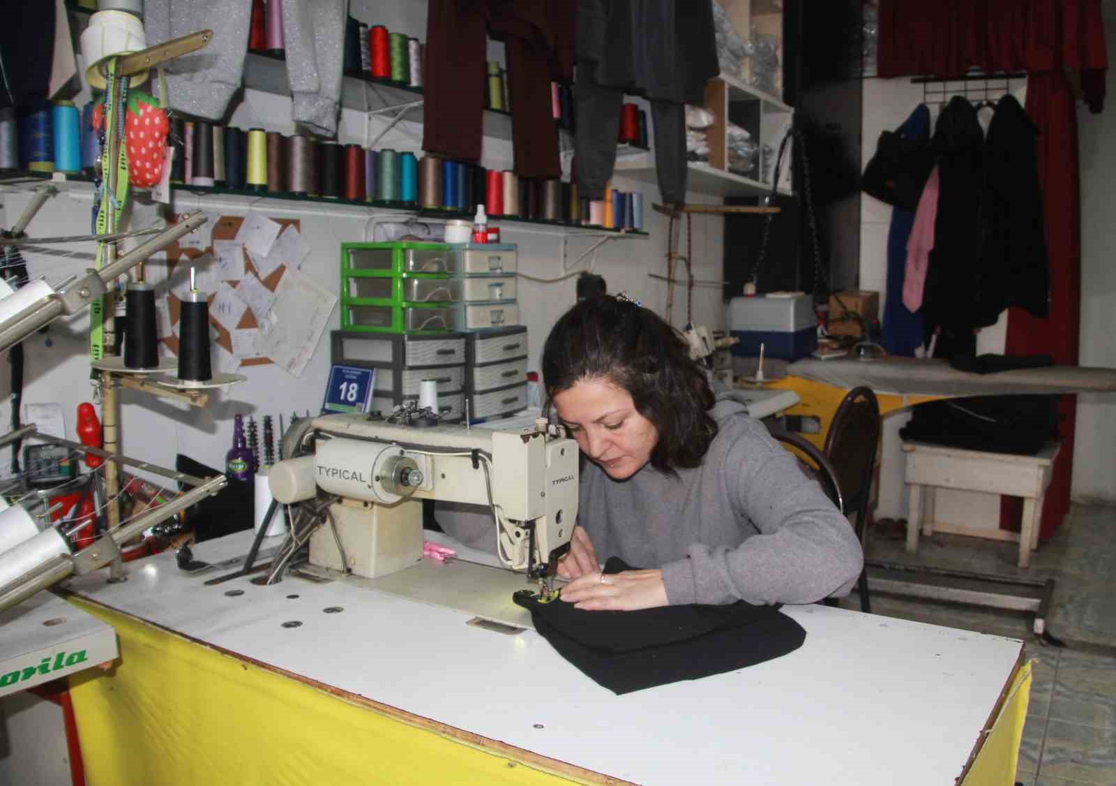 Fabrikaların atık kumaşlarını satın alıp, 20 dakikada kıyafet üretiyor
