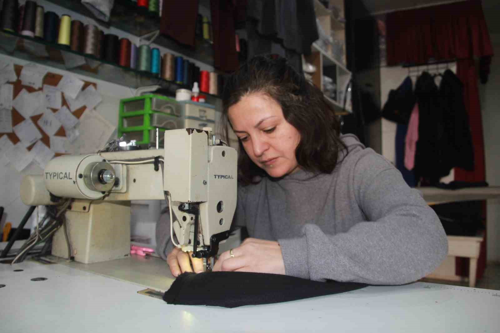 Fabrikaların atık kumaşlarını satın alıp, 20 dakikada kıyafet üretiyor
