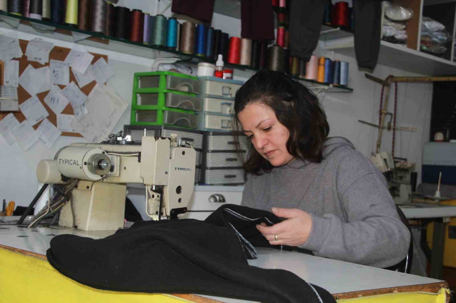 Fabrikaların atık kumaşlarını satın alıp, 20 dakikada kıyafet üretiyor
