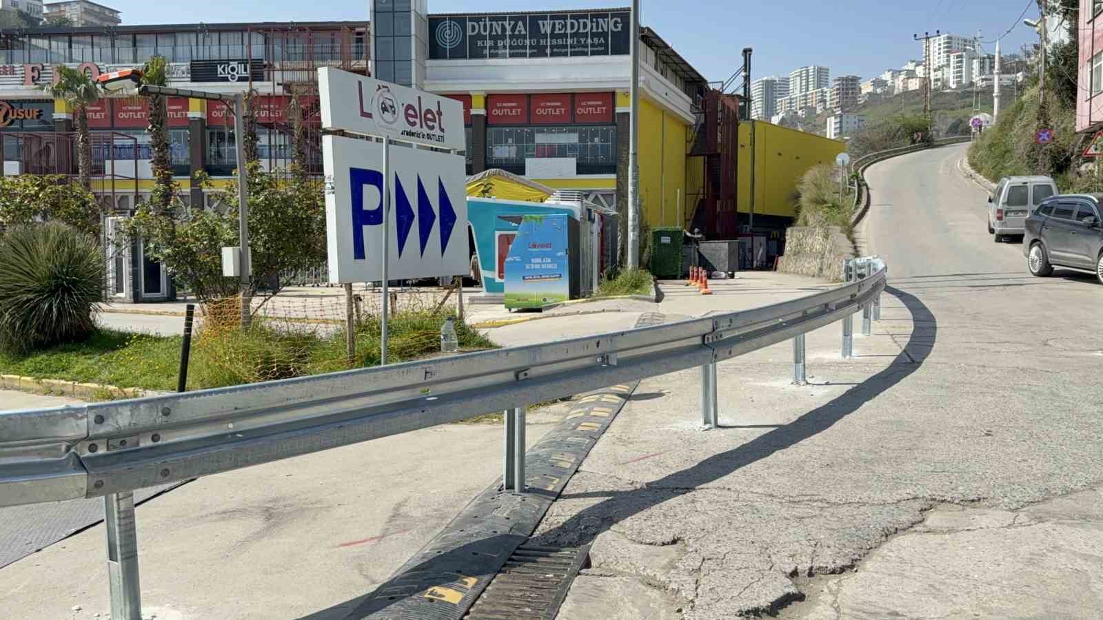 Facianın yaşandığı Lovelet AVM’de araç giriş-çıkışları bariyerlerle kapatıldı
