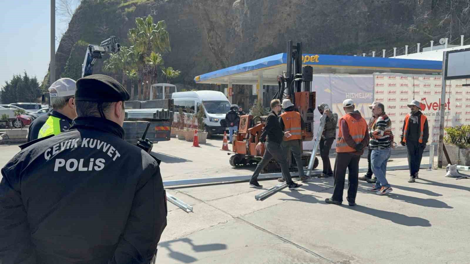 Facianın yaşandığı Lovelet AVM’de araç giriş-çıkışları bariyerlerle kapatıldı
