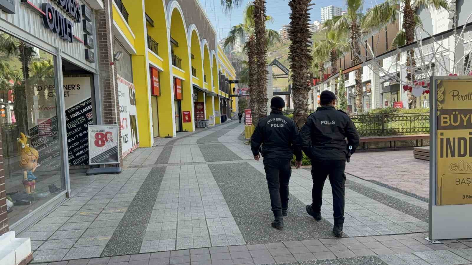 Facianın yaşandığı Lovelet AVM’de araç giriş-çıkışları bariyerlerle kapatıldı
