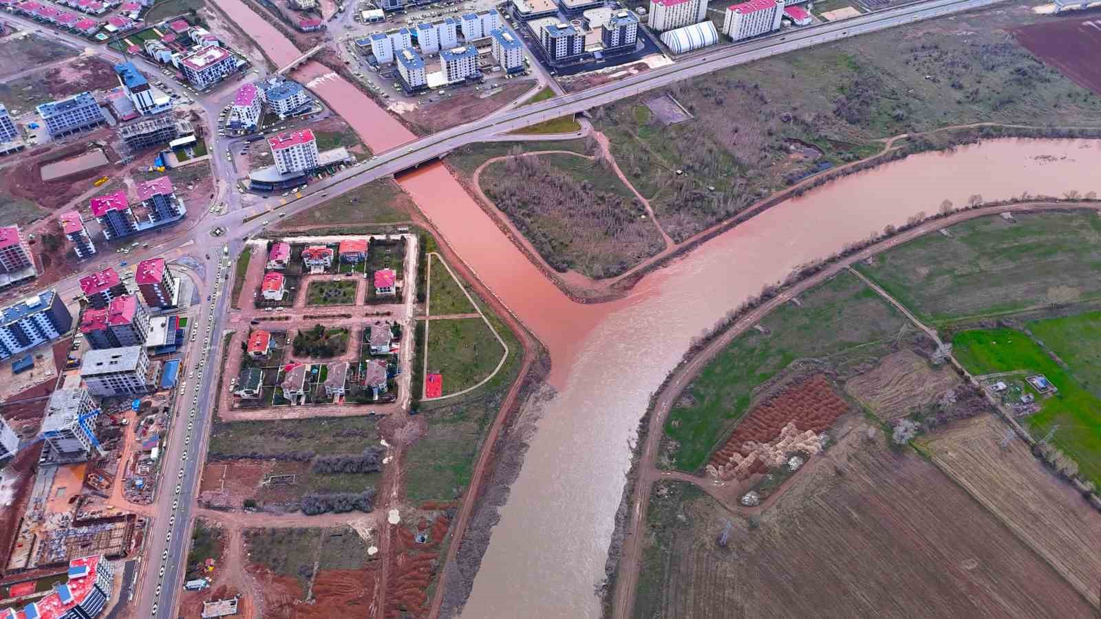 Fadlum Çayı Kızılırmak’a rengini verdi
