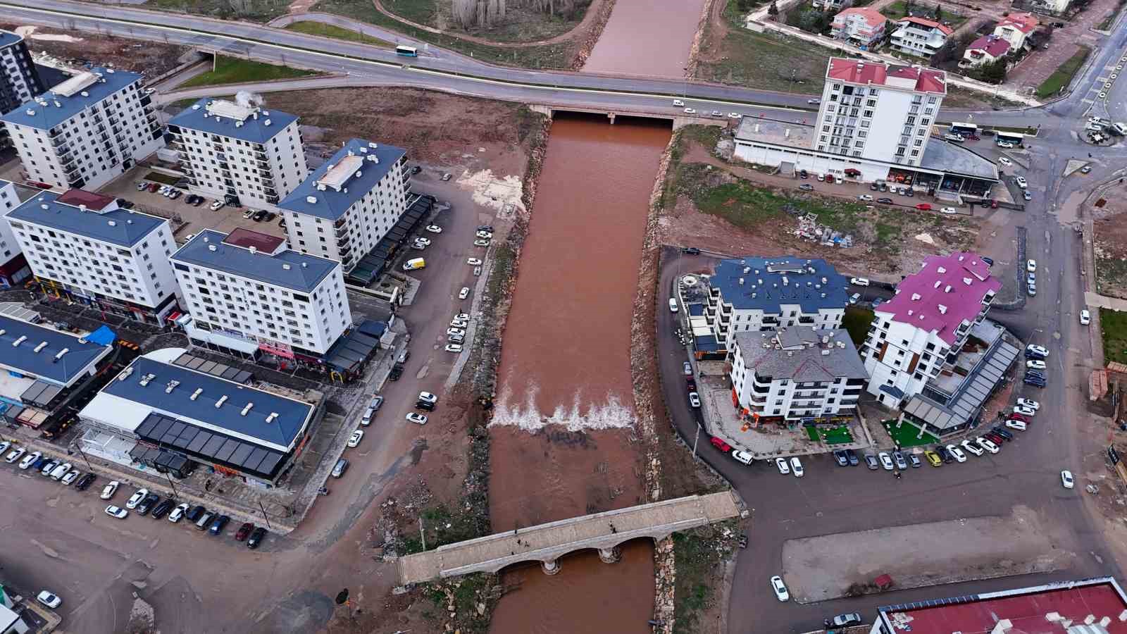 Fadlum Çayı Kızılırmak’a rengini verdi
