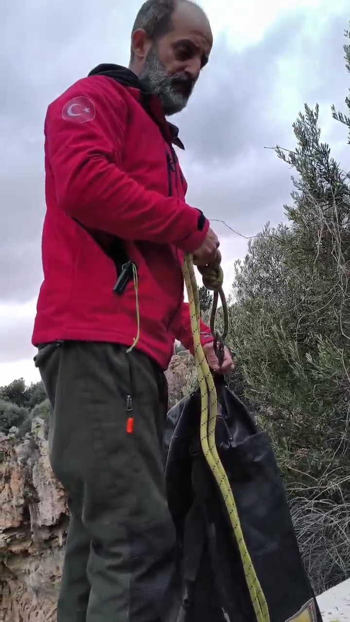 Falezlerde mahsur kalan kediyi film gibi operasyonla kurtardılar
