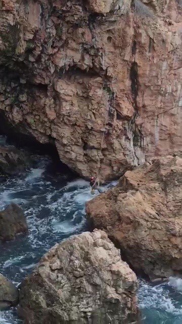 Falezlerde mahsur kalan kediyi film gibi operasyonla kurtardılar
