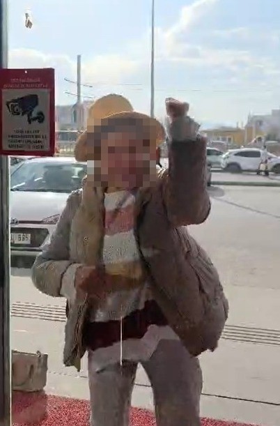 Fark ücreti vermek istemeyen kadın eczaneye taşla saldırdı, kapıları tekmeledi
