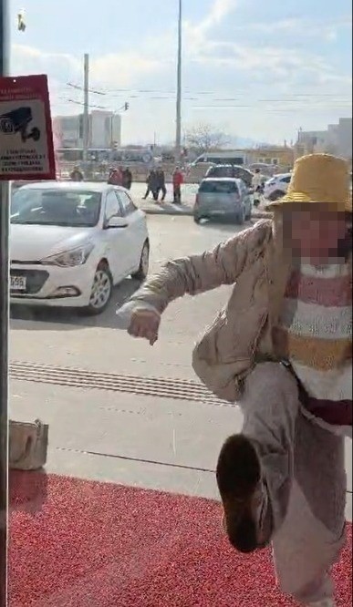 Fark ücreti vermek istemeyen kadın eczaneye taşla saldırdı, kapıları tekmeledi
