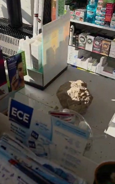 Fark ücreti vermek istemeyen kadın eczaneye taşla saldırdı, kapıları tekmeledi
