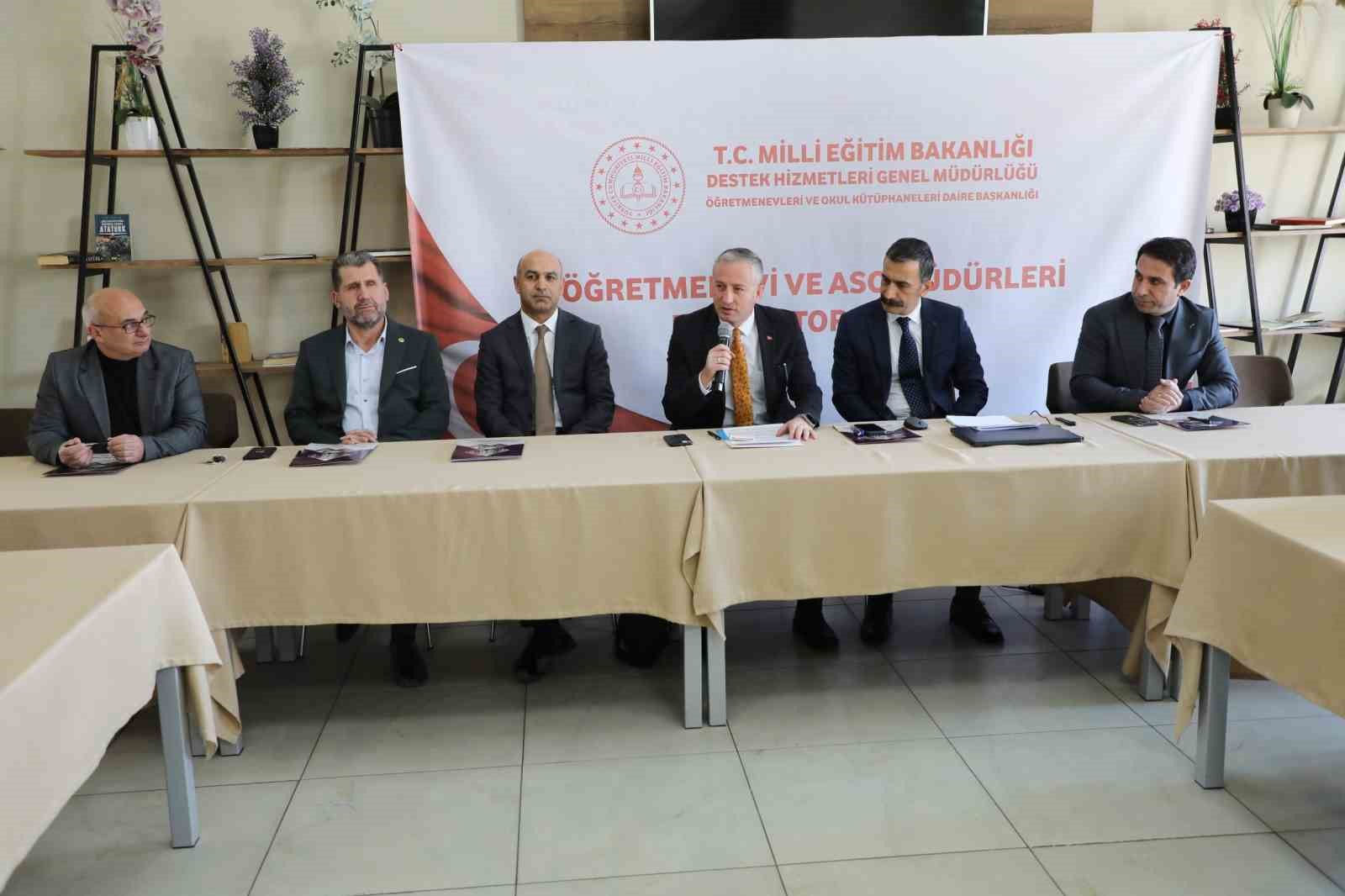 Farklı illerden gelen öğretmenevi müdürleri Ağrı’da bir araya geldi
