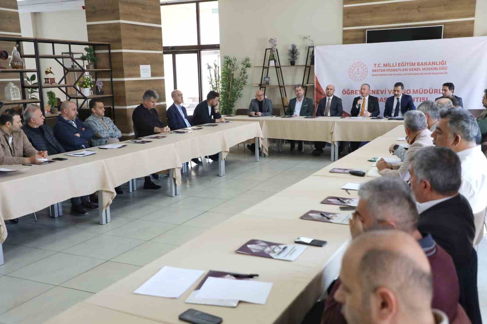 Farklı illerden gelen öğretmenevi müdürleri Ağrı’da bir araya geldi
