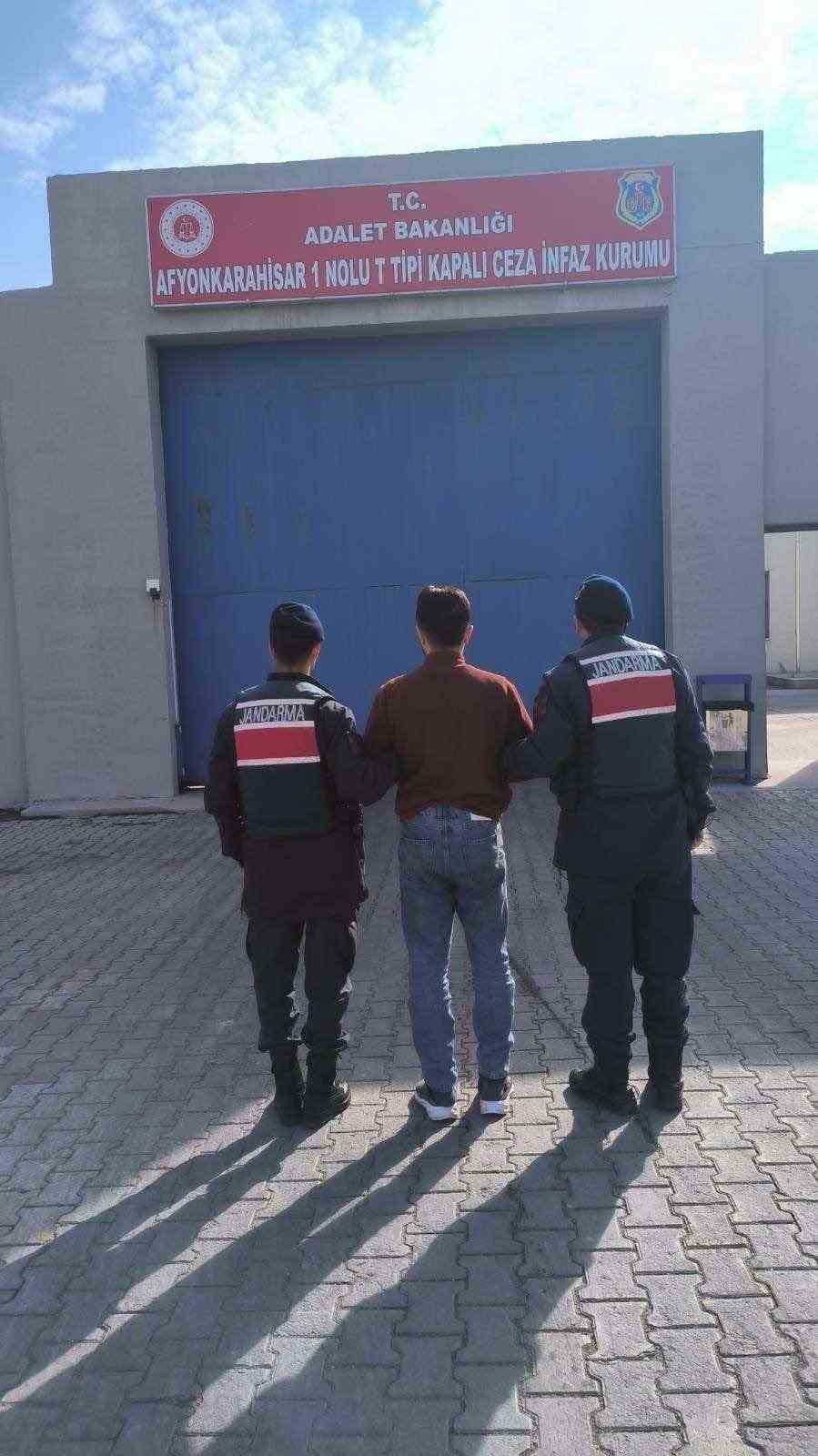 Farklı suçlardan 21 yıl hapis cezasıyla aranan şahıs yakalandı
