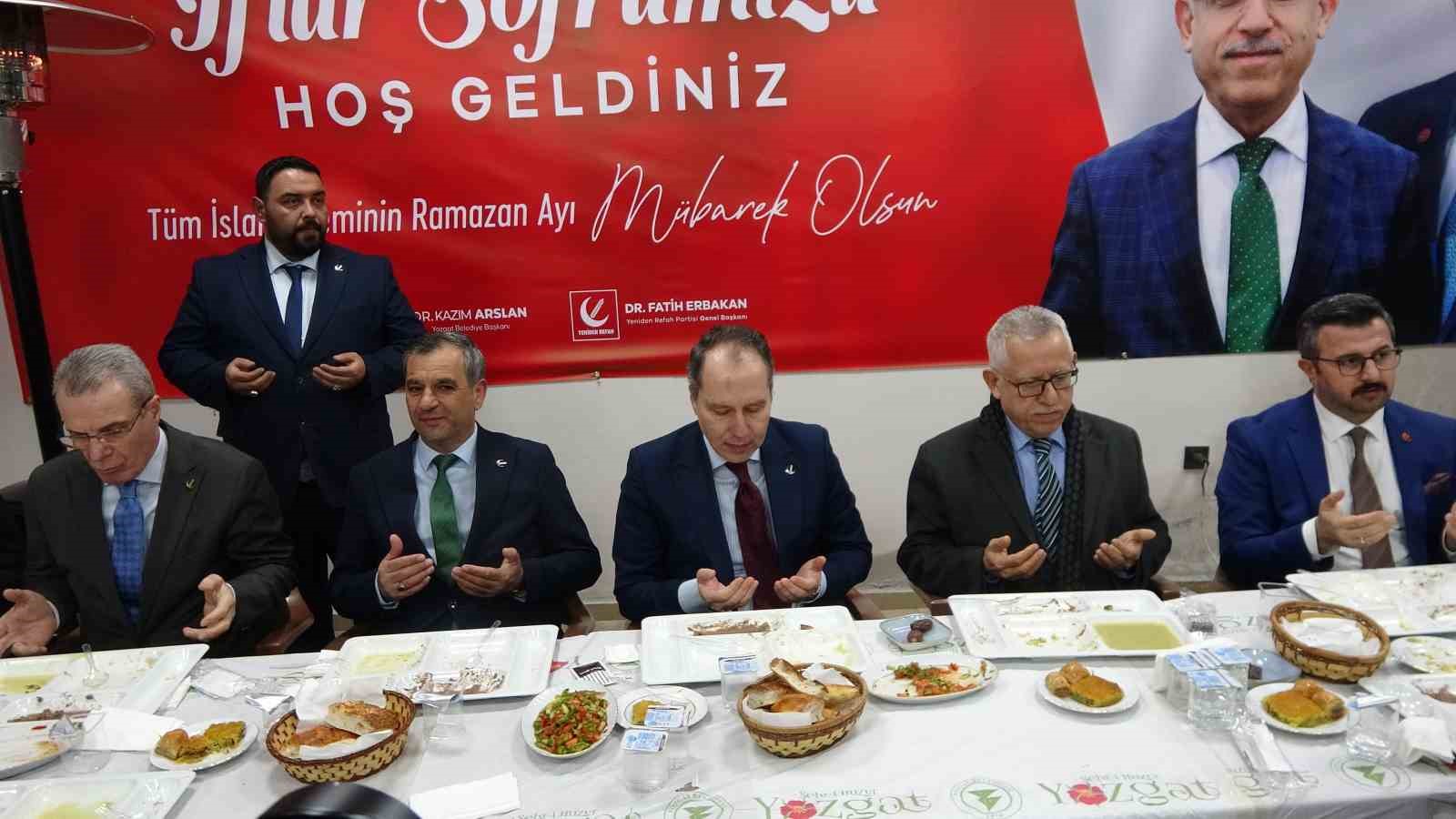 Fatih Erbakan Yozgat’ta vatandaşlarla iftar sofrasında buluştu
