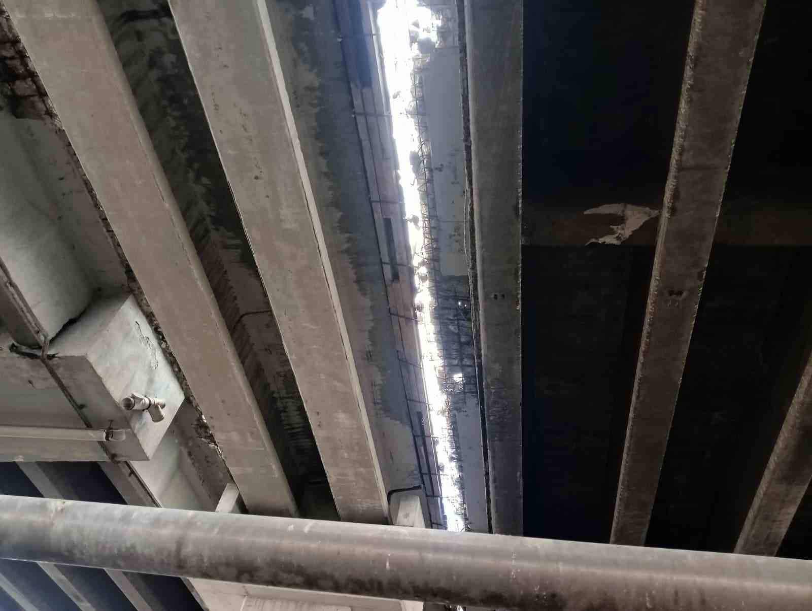 Fatih Köprüsü’ndeki açık inşaat alanı, ana arterdeki trafiği tehlikeye sokuyor
