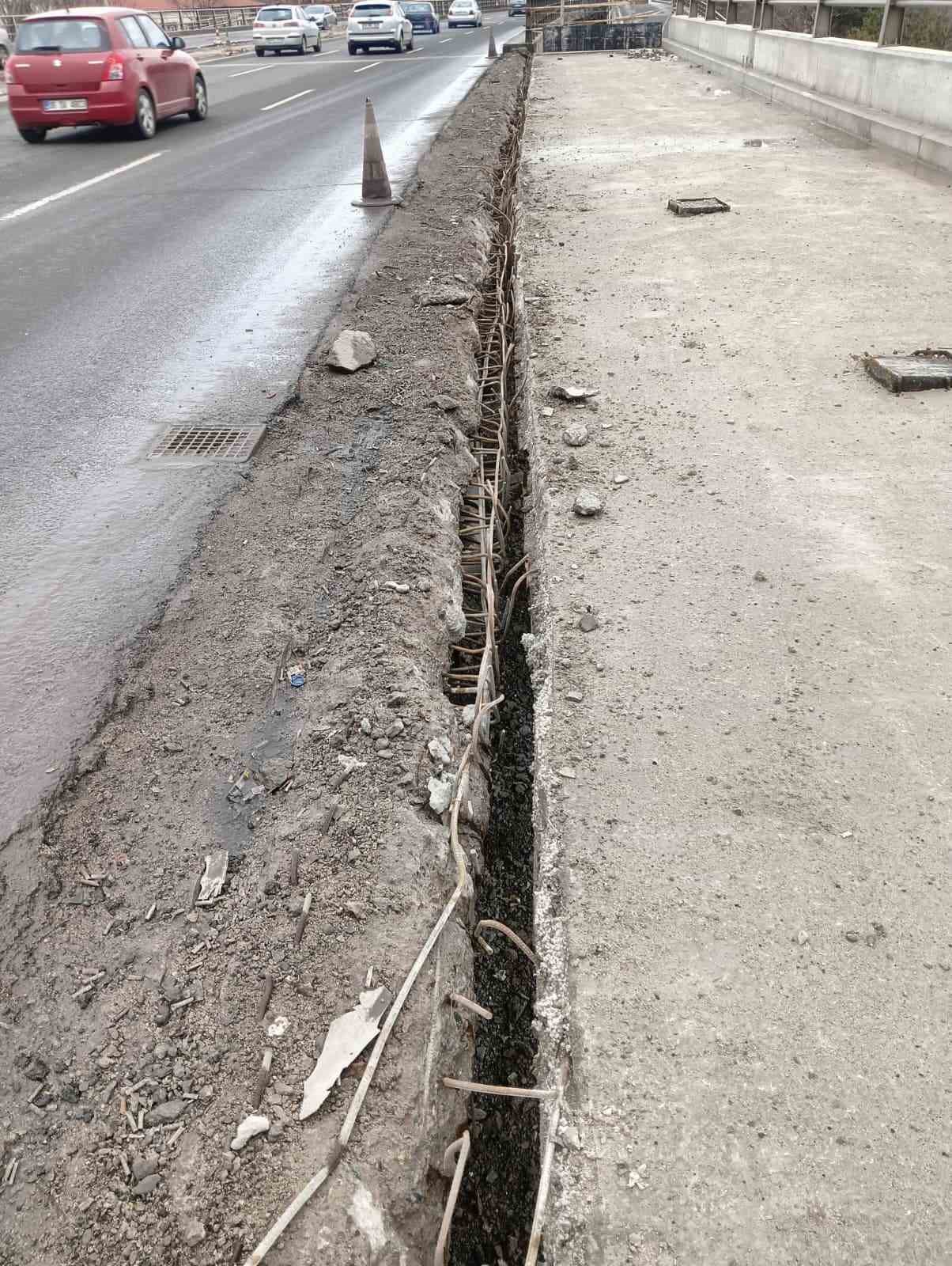 Fatih Köprüsü’ndeki açık inşaat alanı, ana arterdeki trafiği tehlikeye sokuyor
