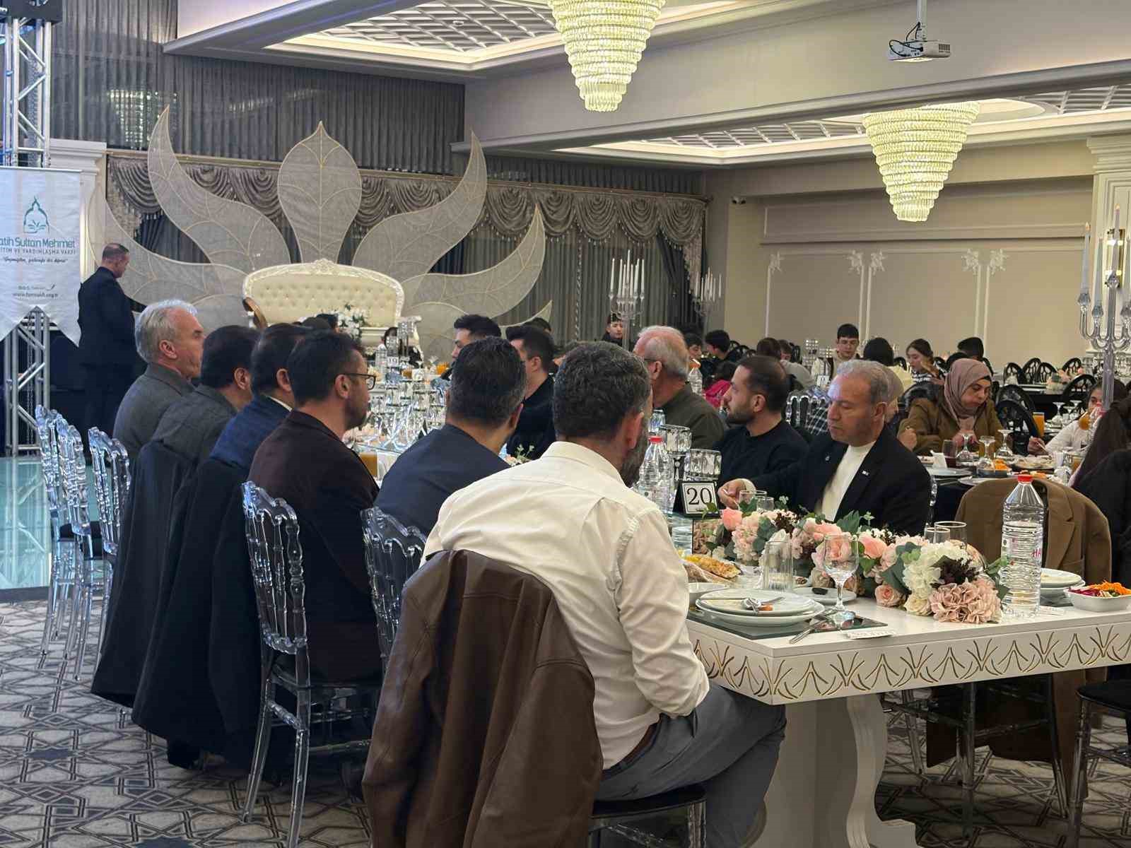 Fatih Sultan Mehmet Eğitim ve Yardımlaşma Vakfı iftarda buluştu
Fatih Sultan Mehmet Eğitim ve Yardımlaşma Vakfı iftarda buluştu