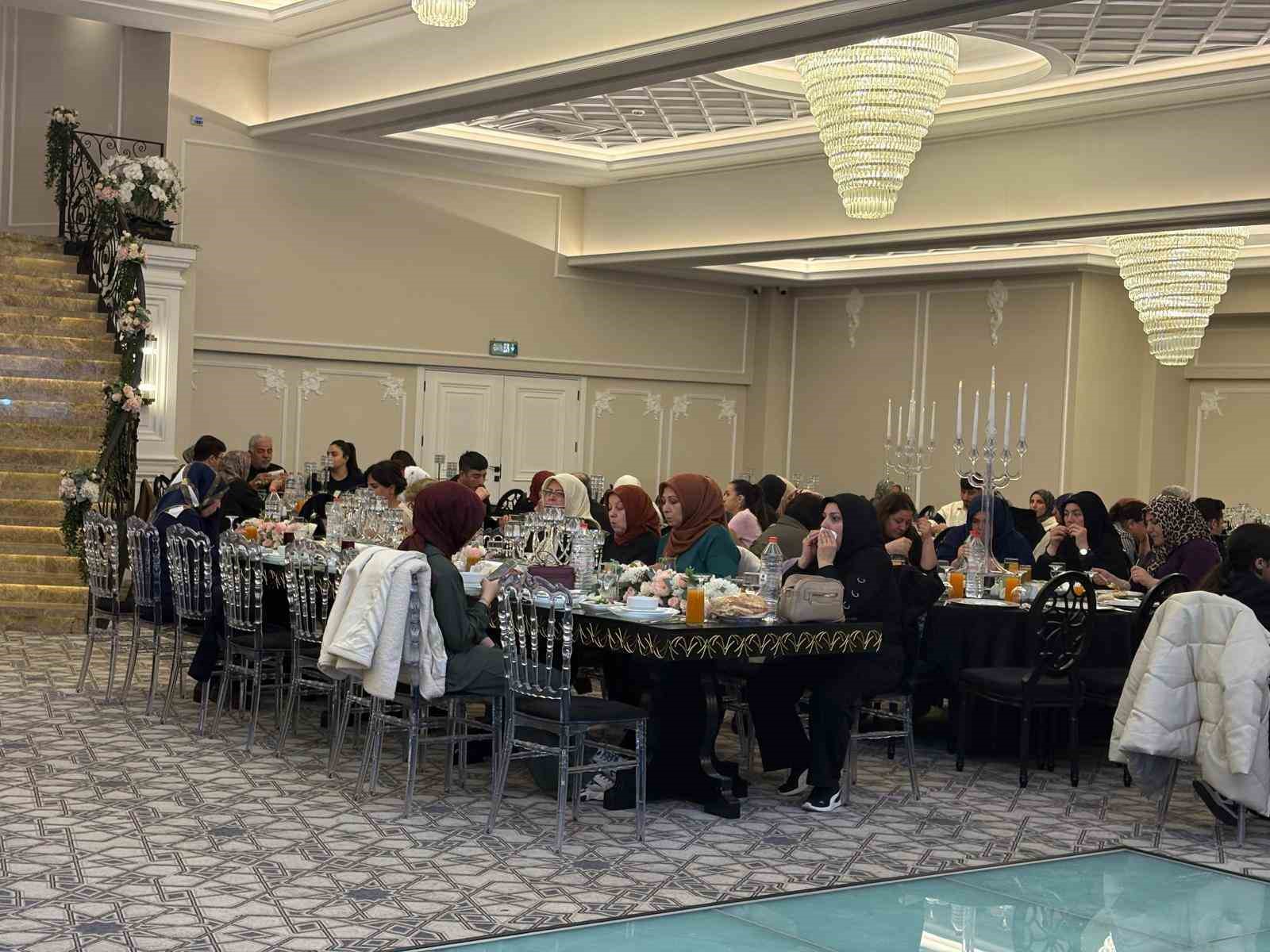 Fatih Sultan Mehmet Eğitim ve Yardımlaşma Vakfı iftarda buluştu
Fatih Sultan Mehmet Eğitim ve Yardımlaşma Vakfı iftarda buluştu