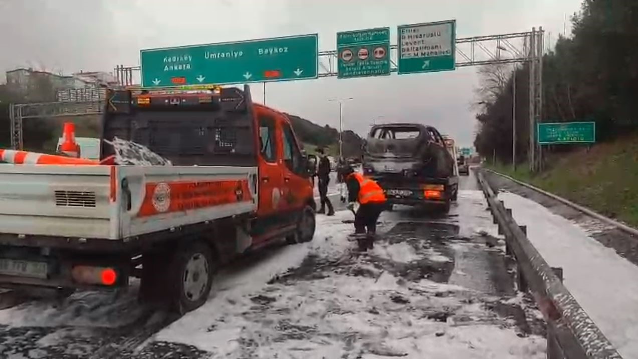 Fatih Sultan Mehmet Köprüsü girişinde otomobil yangını: Alev topuna döndü
