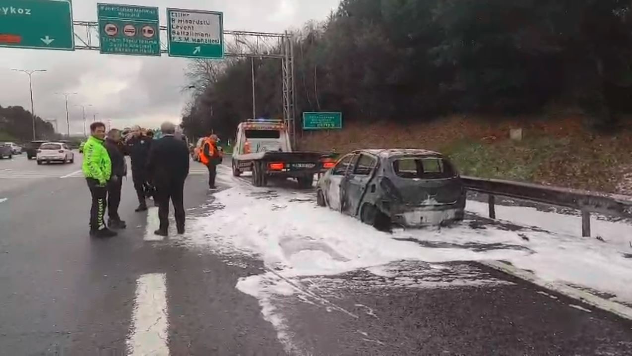 Fatih Sultan Mehmet Köprüsü girişinde otomobil yangını: Alev topuna döndü

