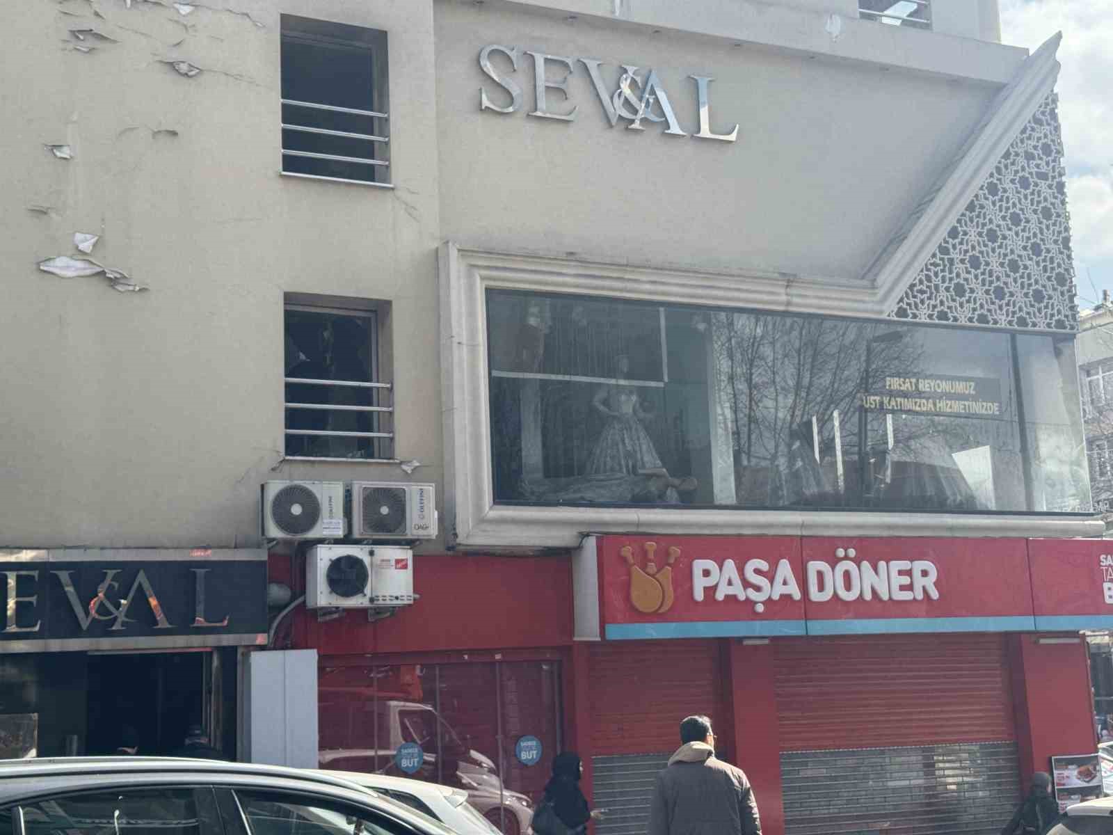 Fatih’te 3 katlı gelinlikçide yangın çıktı, ekmek teknesi yanınca gözyaşlarına boğuldu
