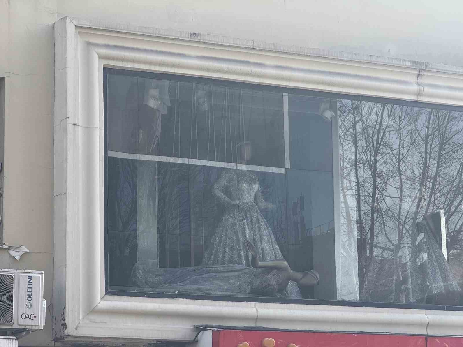 Fatih’te 3 katlı gelinlikçide yangın çıktı, ekmek teknesi yanınca gözyaşlarına boğuldu
