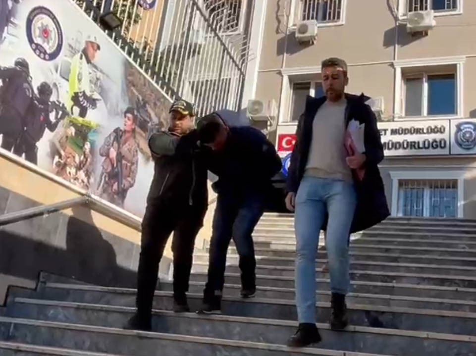 Fatih’te 3 kişinin çantasını çalan hırsız kamerada
